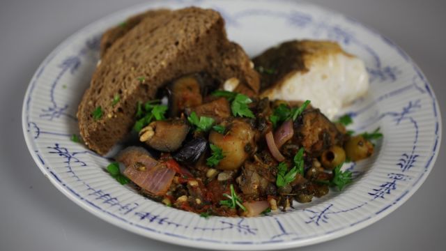 Peixe frito em alho com caponata