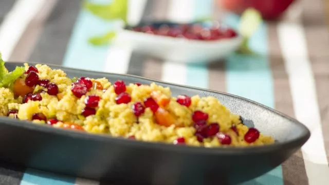 Salada de cuscuz com romã e maçã