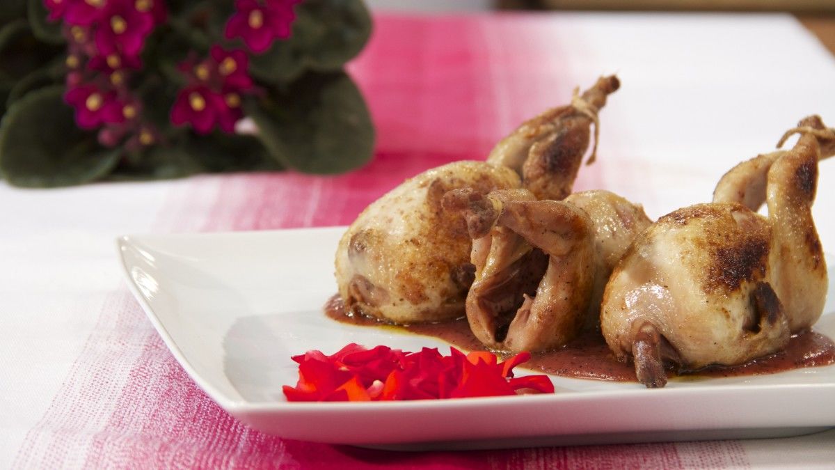 Codornizes em Pétalas de Rosas