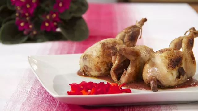 Codornizes em Pétalas de Rosas