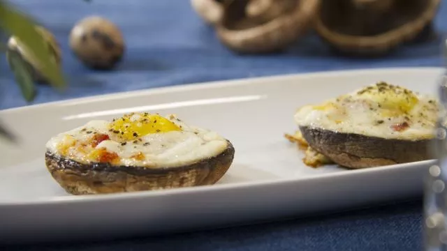 Cogumelos Portobello com Mozzarella e Ovos de Codorniz