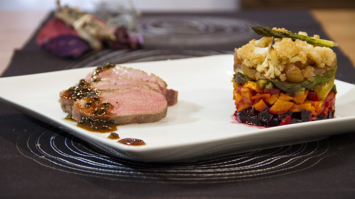 Magret de Pato com Molho de Maracujá e Arco-íris de Legumes