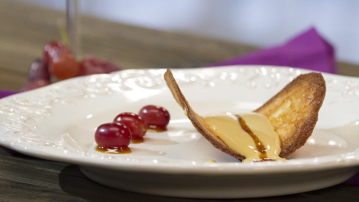 Crocantes de Amêndoa com Creme Zabaglione e Calda de Uva