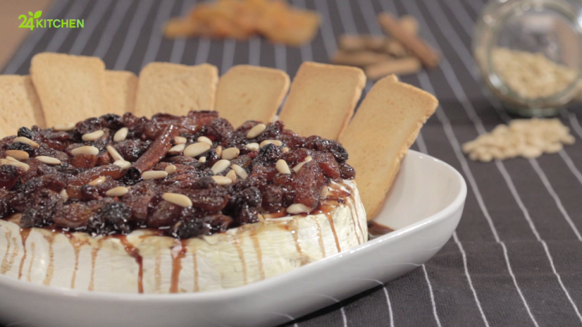 Brie no Forno com Frutos Secos e Vinho do Porto