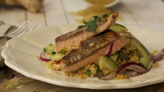 Salada de bulgur e pepino com salmão