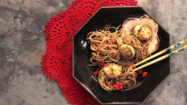 Noodles de soba com vieiras
