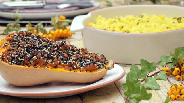Abóbora Recheada com Tofu e Miso, Acompanhada por Arroz Selvagem de Açafrão