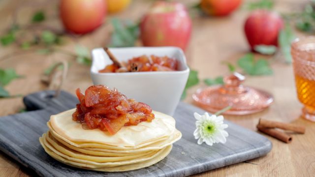 Panquecas com Compota de Maçã e Canela