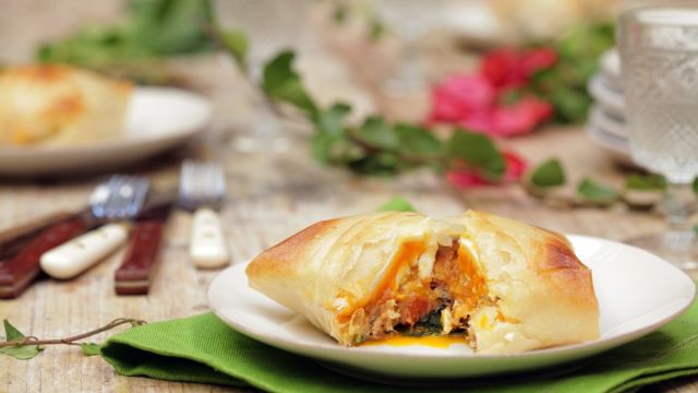 Trouxas de Alheira de Bacalhau com Grelos e Ovo