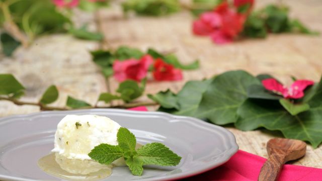 Gelado de Ananás com Hortelã com Calda de Lima