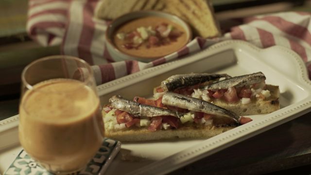Gaspacho com tiborna de sardinha e suas ovas