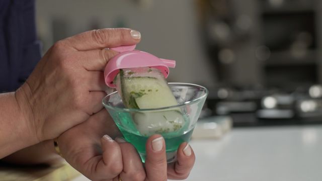 Picolé de pepino em cocktail de blue curaçao