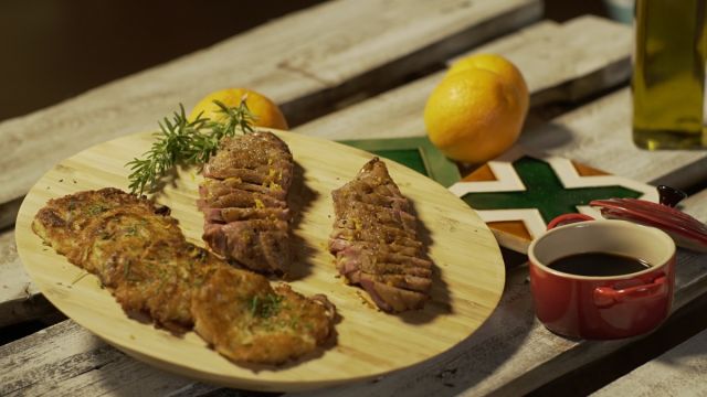 Peito de pato com molho de laranja e alecrim