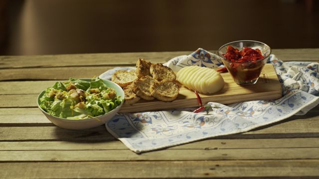 Salada com queijo de cabra e compota de pimentos e malagueta