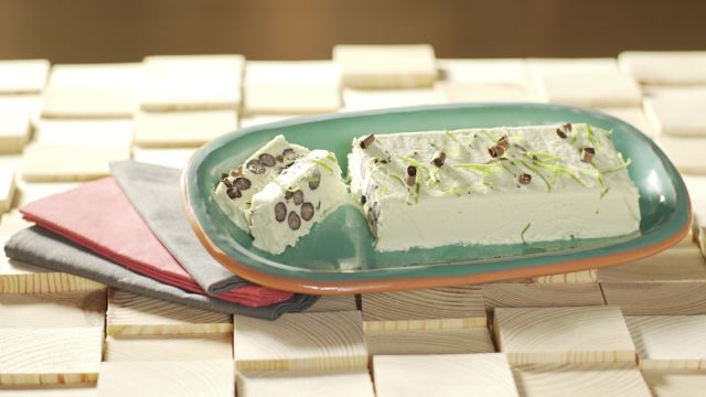 Semifrio de abacate com iogurte e mirtilos