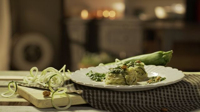 Esparguete de curgete com pesto de coentros