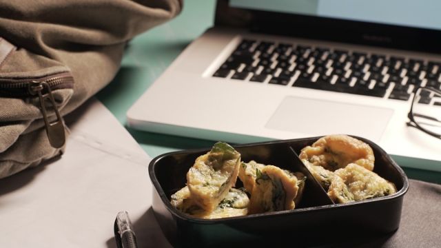 Mini quiches de queijo e espinafres