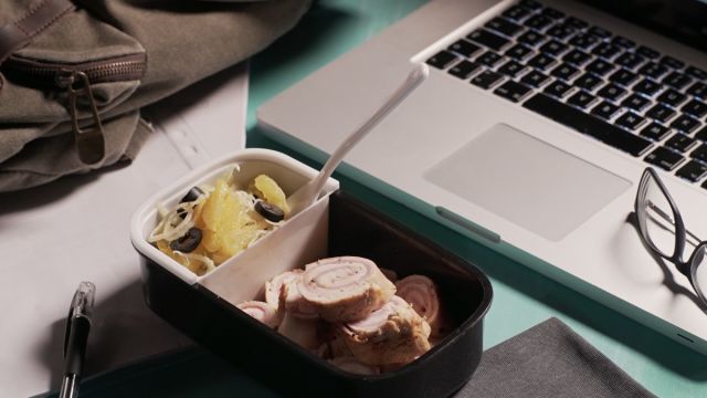 Rolos de Frango e Fiambre com Salada de Laranja