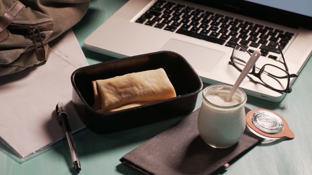 Crepes de fruta com iogurte caseiro