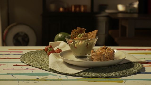 Pudim de guacamole de morangos e folhas de pão