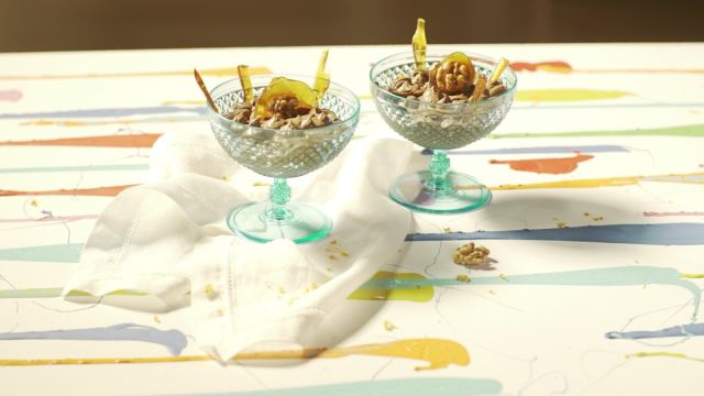 Mousse de chocolate com nozes caramelizadas