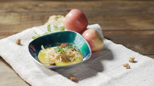 Sopa Dourada com Fios de Maçã