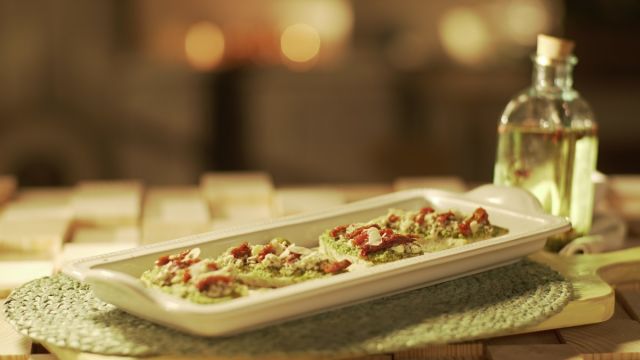 Bruschetta com Queijo em Azeite e Patê de Azeitonas