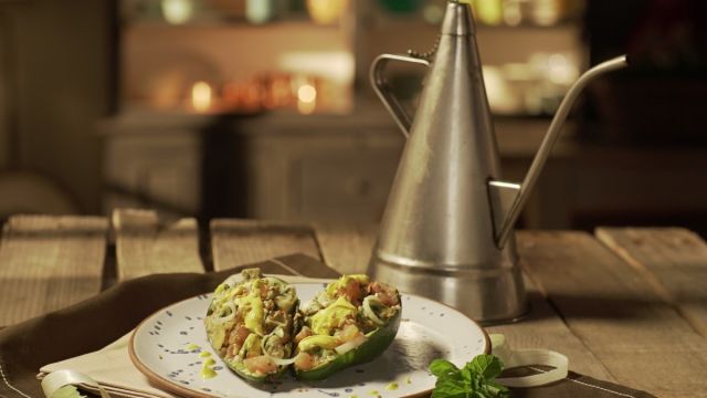 Abacate recheado com Sementes de Linhaça e Molho de Iogurte