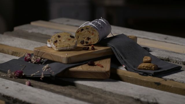 Salame de Chocolate Branco com Arando e Goji