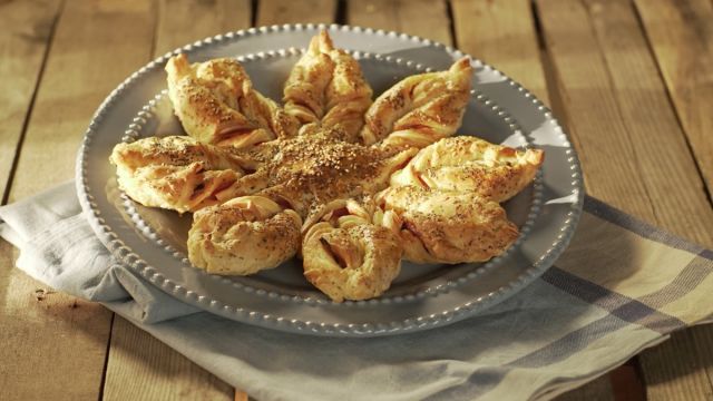 Estrela de Massa Folhada com Queijo e Fiambre
