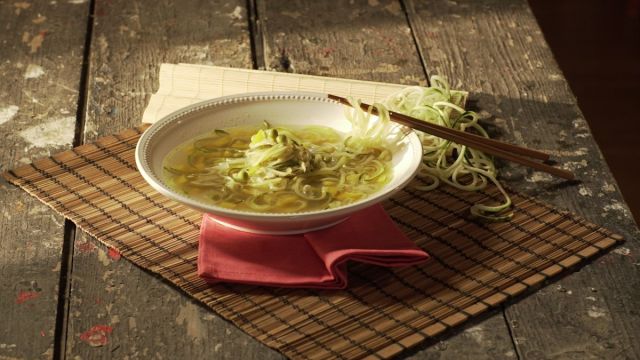 Sopa com Noodles de Courgette e Ervilhas