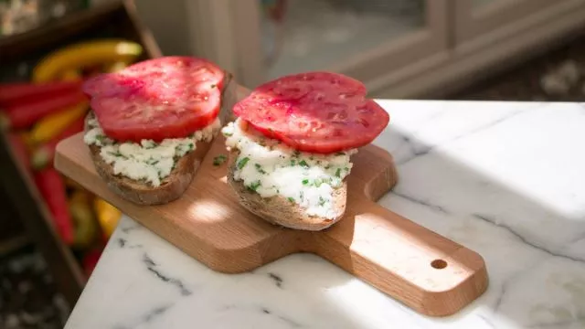 Tomates em Tosta, Queijo de Cabra e Cebolinho
