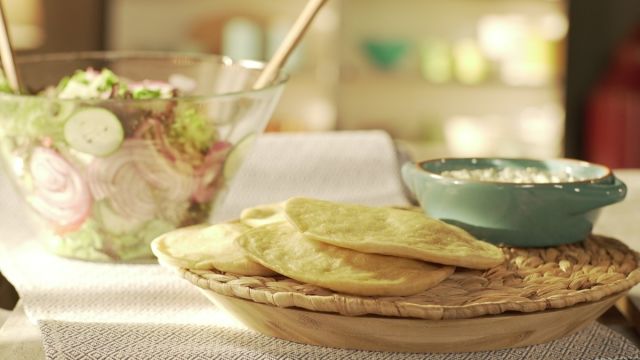 Salada Grega com Molho Tzatziki e Pão Pita