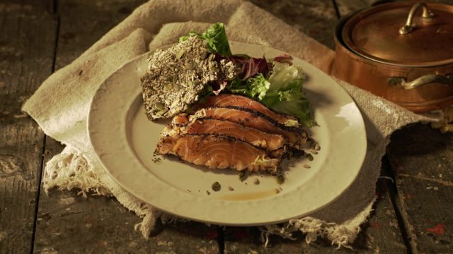 Filete de Salmão em Crista de Papoila com Crakers de Sementes Variadas e Salada