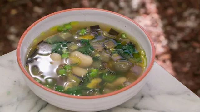 Sopa de Feijão com Aipo e Tomate Seco