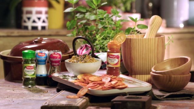 Creme de Pêra Abacate com Chips de Pimentão Doce