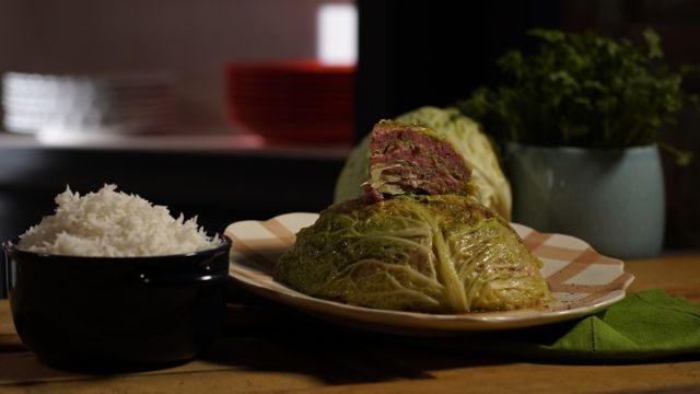 Couve Lombarda recheada com salsichas