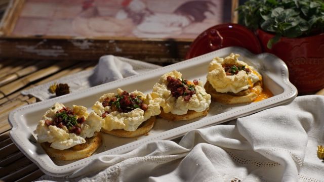 Nuvem de ovo com tostas de alheira