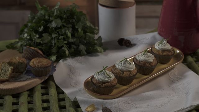 Cupcake de coentros, cebolinho, queijo creme e alho