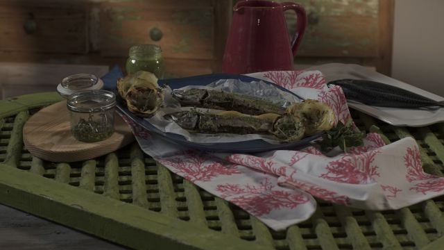 Peixe em papelote com ervas aromáticas e rosas de batata