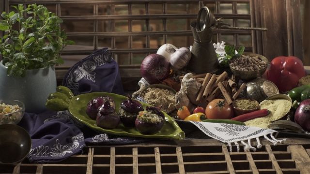 Cebola roxa recheada com tabbouleh de Legumes