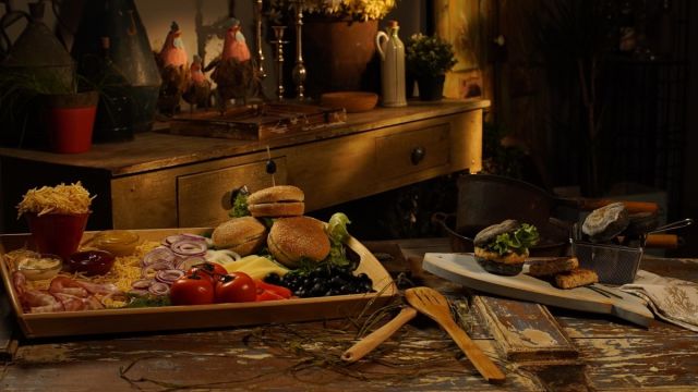 Hamburguer de salmão em bolo do caco com tinta de choco