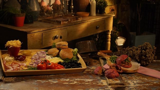 Hamburguer de tempeh em pão de beterraba