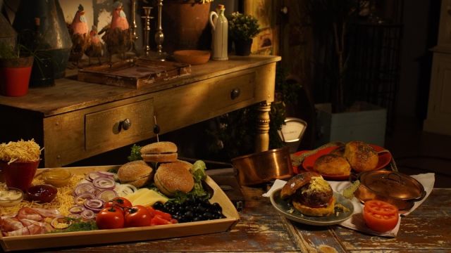 Hamburguer recheado com ovo em brioche de açafrão