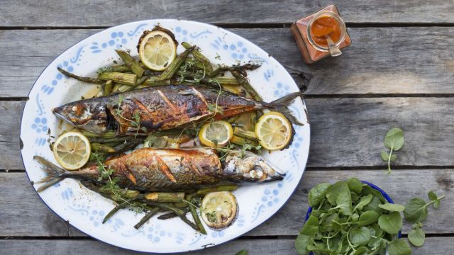 Cavalas Assadas com Anchovas e Espargos