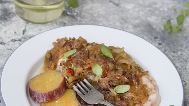 Bife de Espadarte com Cebolada Agridoce