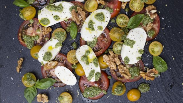 Salada Caprese com Pesto de Rúcula e Nozes