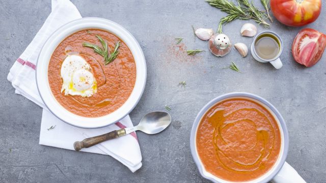Sopa de Tomate e Pimentos Assados com Ovo Escalfado