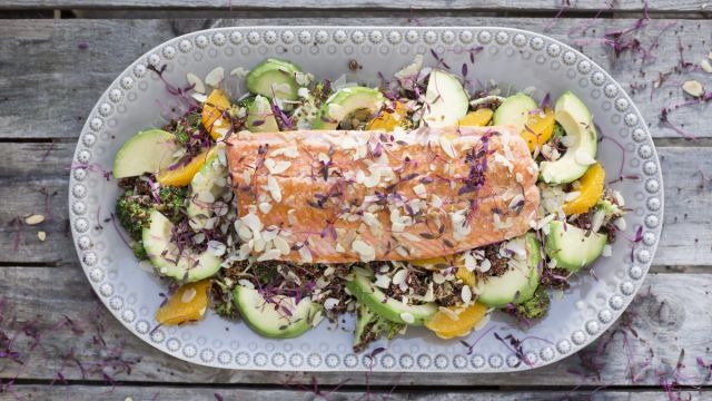 Salada de Quinoa Vermelha e Salmão Selvagem