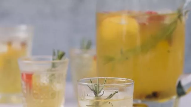 Sangria de espumante com pêssego e alecrim